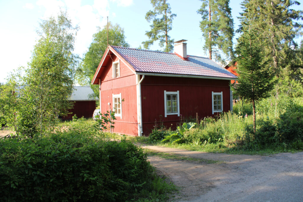 Hankkeessa kylän omistukseen hankittu Maantilan rakennus ilmiintieltä päin. Kuva: Sanna KInnunen. 