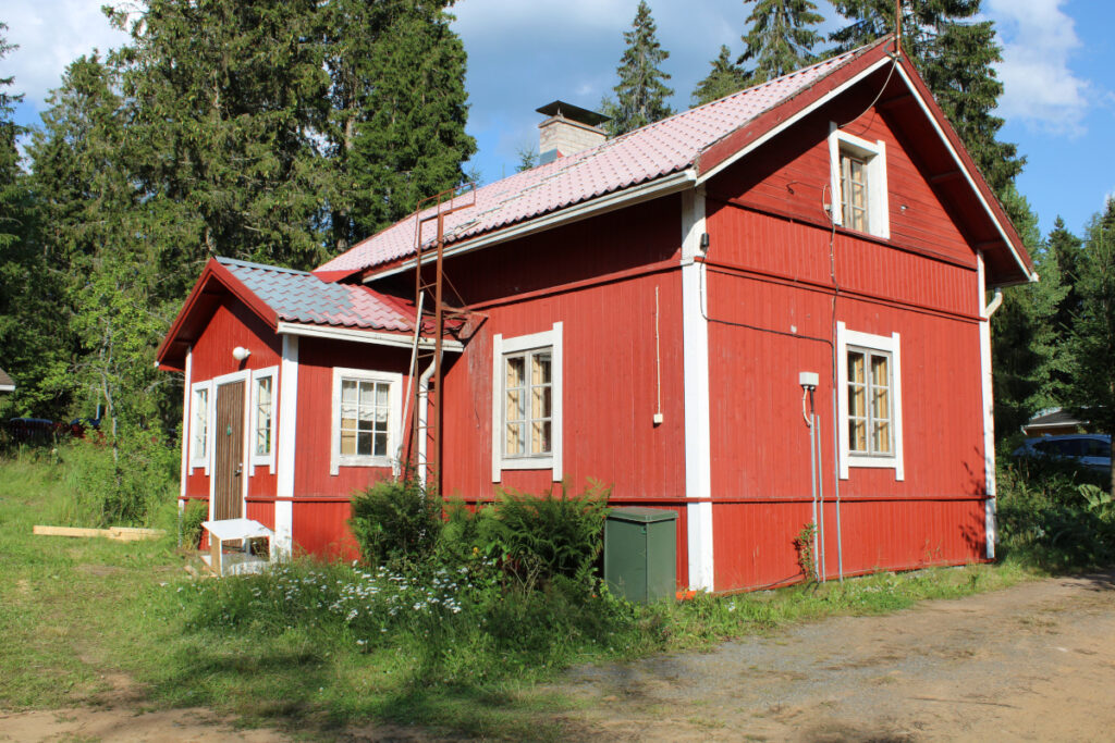 Maantilan rakennus pihan puolelta kuvattuna. Kuva: Sanna Kinnunen. 